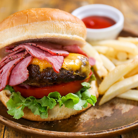 パストラミビーフチーズバーガー