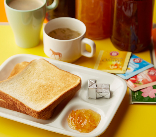 カフェビュッフェスタイルの朝食