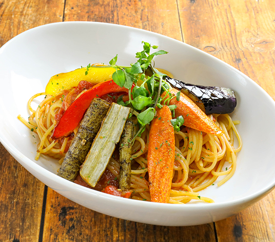 季節野菜のトマトソースパスタ