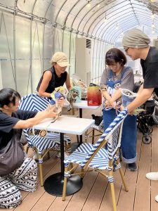 サクラカフェ日暮里の店内ペット同伴OK席でミーアキャットと過ごすゲスト